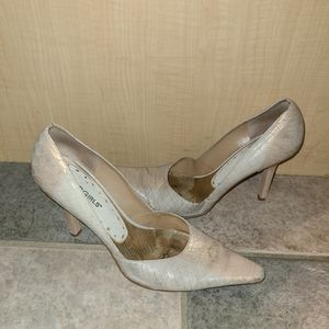 7.5 BCBGGirls cream/snake skin vintage early 2000s pumps